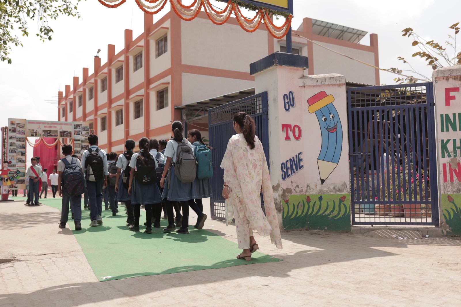 Students walking into Round Table Abhinav Vidyalay